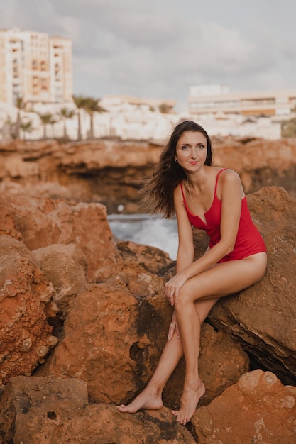 Retrato de uma mulher na unidade do oceano da praia com o estilo de vida saudável da natureza