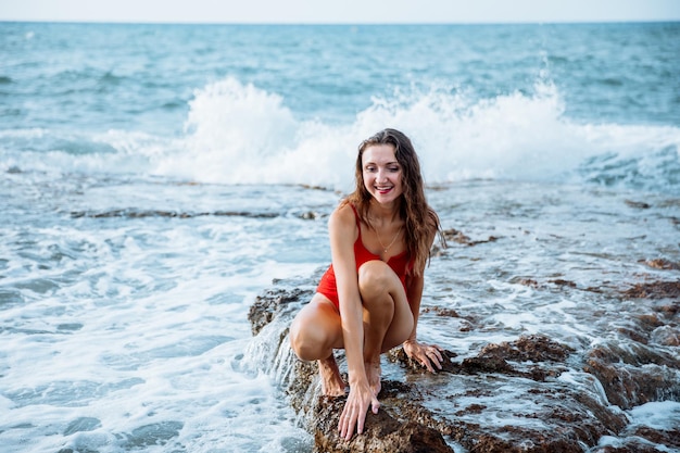 Retrato de uma mulher na unidade do oceano da praia com o estilo de vida saudável da natureza