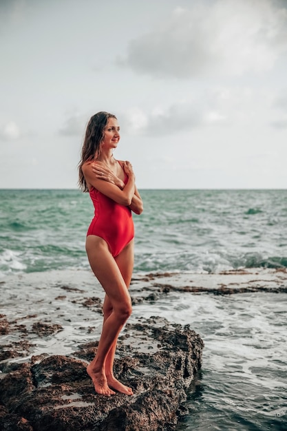 Retrato de uma mulher na unidade do oceano da praia com o estilo de vida saudável da natureza