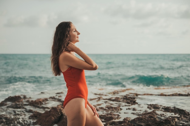 Retrato de uma mulher na unidade do oceano da praia com o estilo de vida saudável da natureza