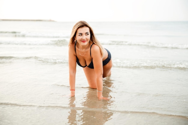 Retrato de uma mulher na unidade do oceano da praia com o estilo de vida saudável da natureza