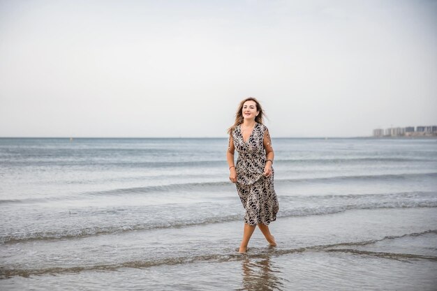 Retrato de uma mulher na unidade do oceano da praia com o estilo de vida saudável da natureza