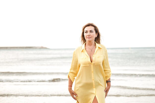 Retrato de uma mulher na unidade do oceano da praia com o estilo de vida saudável da natureza