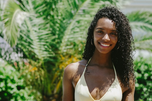 Retrato de uma mulher negra exótica em trajes de banho