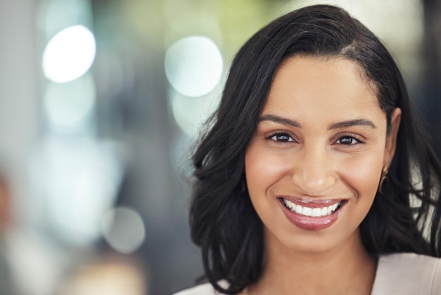Retrato de uma mulher negra feliz com a carreira na oportunidade de trabalho de Recursos Humanos e os valores da empresa Rosto de pessoa trabalhadora ou funcionária com mentalidade positiva para gestão de negócios em Atlanta e sorriso