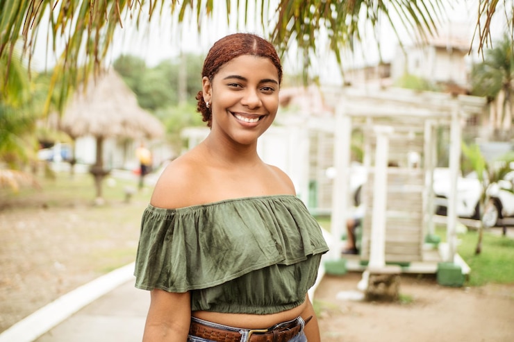 Foto retrato de uma mulher negra orgulhosa olhando para o conceito de igualdade de câmera