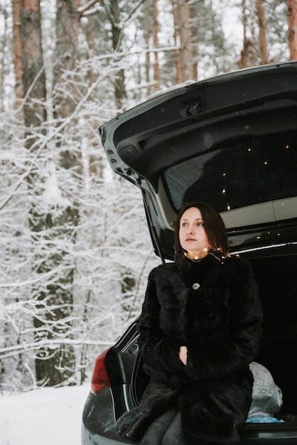 Retrato de uma mulher no fundo de um bosque nevado