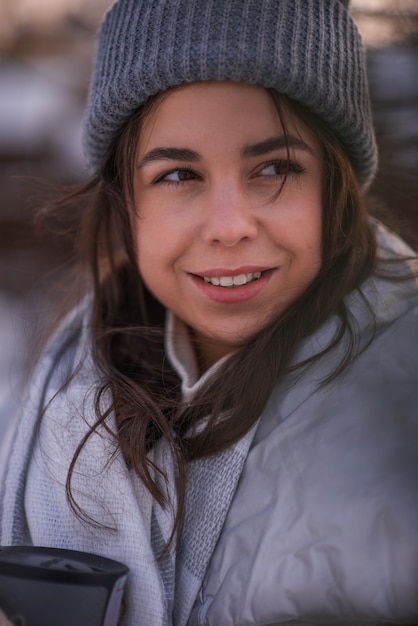 Foto retrato de uma mulher no inverno.