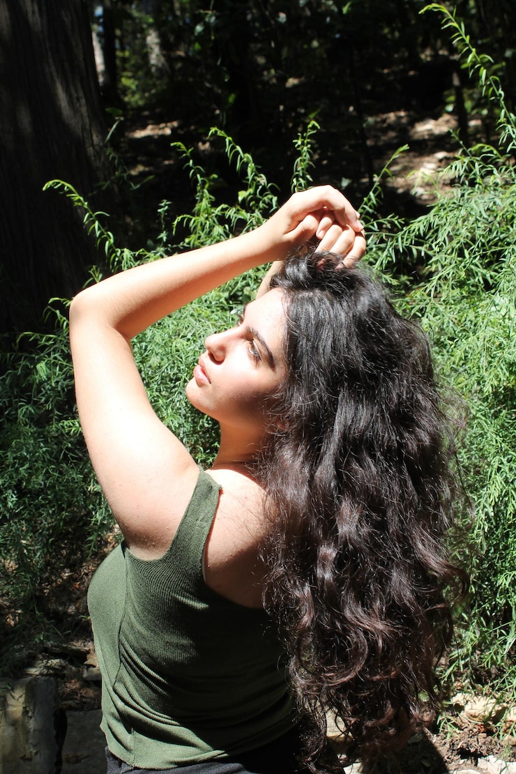Foto retrato de uma mulher numa floresta