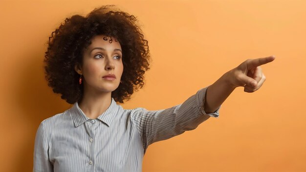 Foto retrato de uma mulher pensativa apontando para longe