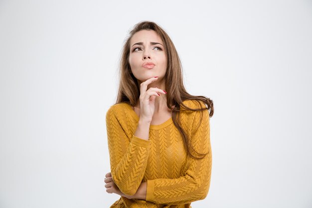 Foto retrato de uma mulher pensativa, isolada em um fundo branco