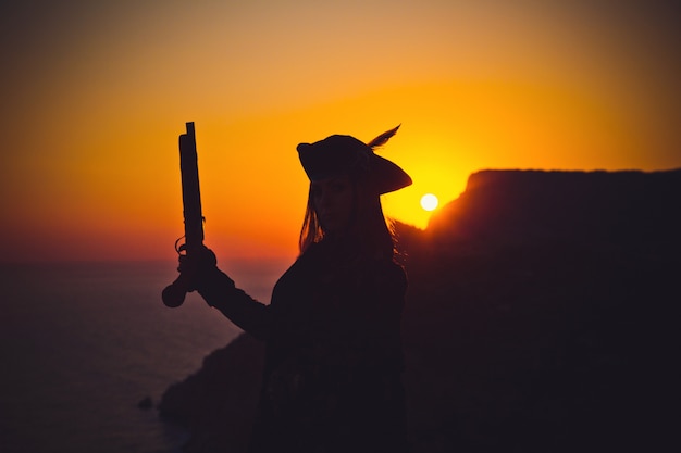 Retrato de uma mulher pirata na praia