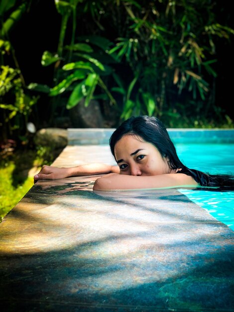 Foto retrato de uma mulher relaxando na piscina