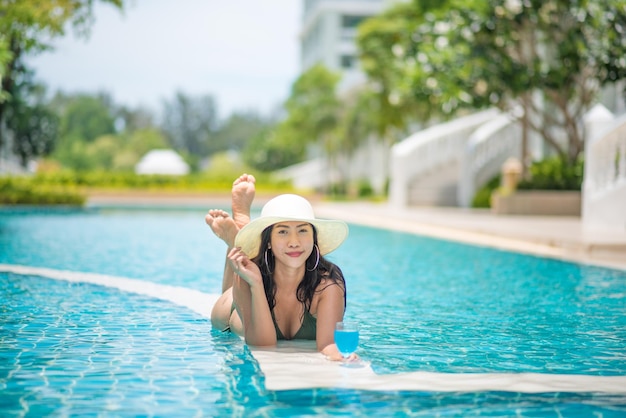 Retrato de uma mulher relaxando na piscina
