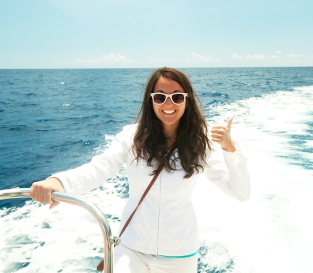 Retrato de uma mulher relaxante e feliz no convés superior de um navio de cruzeiro