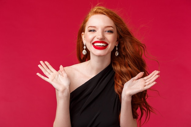 Foto retrato de uma mulher ruiva de vestido preto