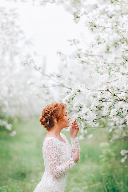 Retrato de uma mulher ruiva em flor branca