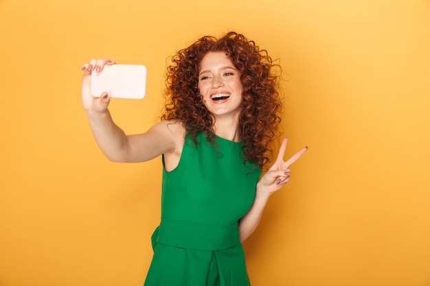 Retrato de uma mulher ruiva feliz em vestido