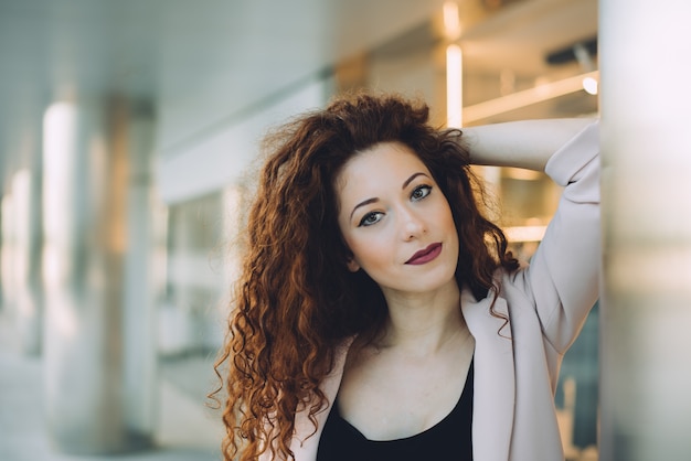 Retrato de uma mulher ruiva jovem bonita feliz