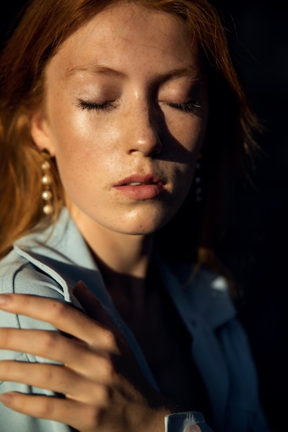 Retrato de uma mulher ruiva linda em uma camisa azul