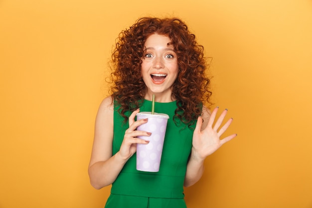 Retrato de uma mulher ruiva sorridente em vestido