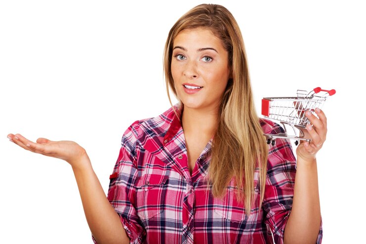 Foto retrato de uma mulher segurando um carrinho de compras contra um fundo branco