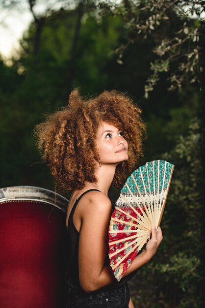 Foto retrato de uma mulher segurando uma menina de pé ao ar livre