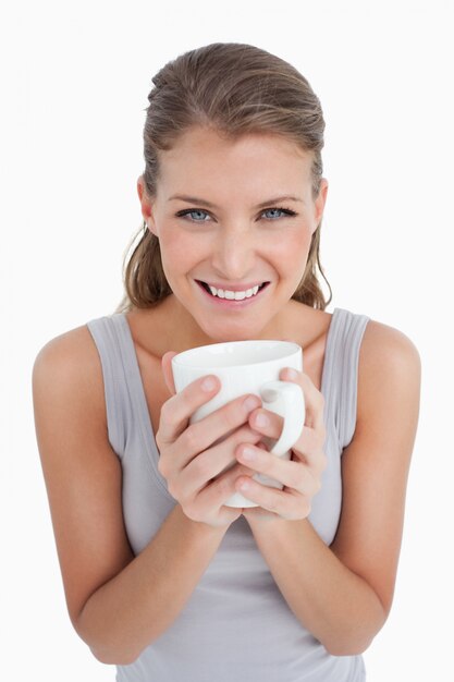 Retrato de uma mulher segurando uma xícara de café