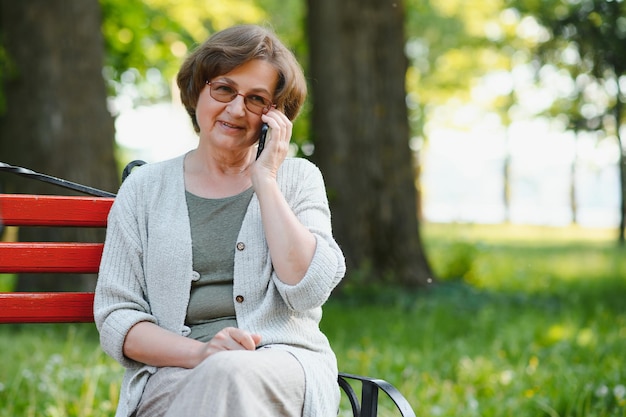 Retrato de uma mulher sênior feliz no parque de verão