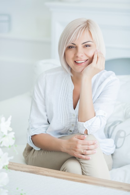 Retrato de uma mulher sentada em um sofá