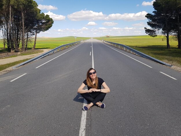 Foto retrato de uma mulher sentada na estrada