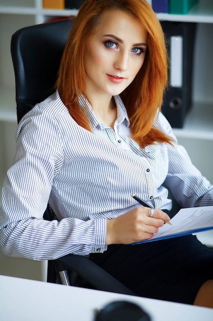 Retrato de uma mulher séria.