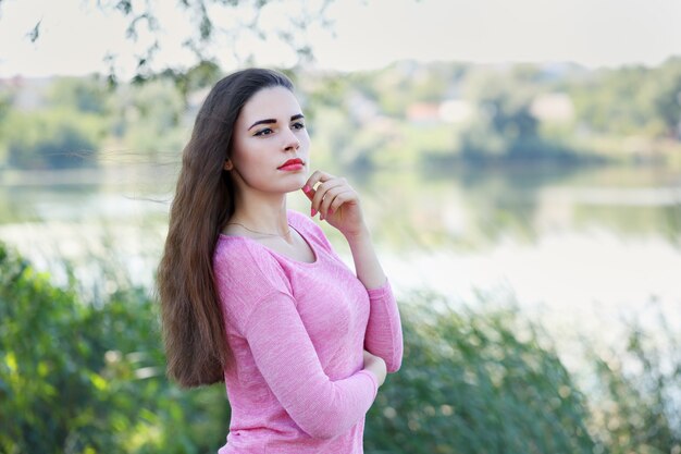 Retrato de uma mulher sonhadora na natureza