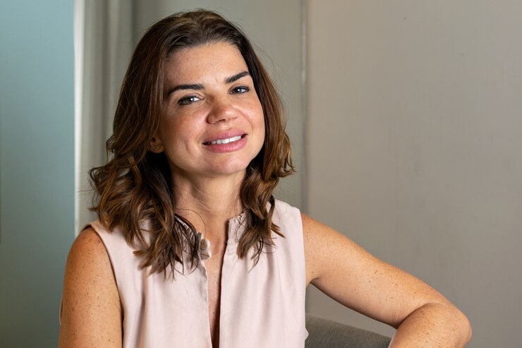 Foto retrato de uma mulher sorridente com cabelo castanho