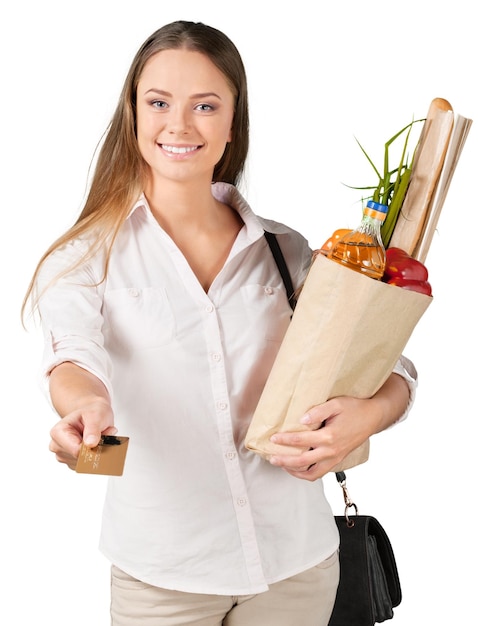 Retrato de uma mulher sorridente com saco de compras entregando cartão de crédito