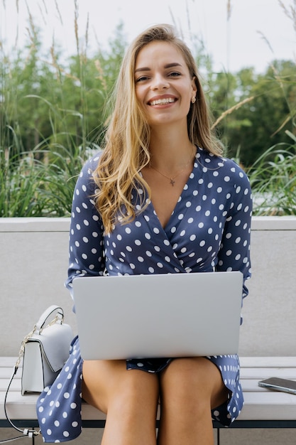 Retrato de uma mulher sorridente com um laptop enquanto trabalhava remotamente Empresária feliz O modelo olha para a câmera