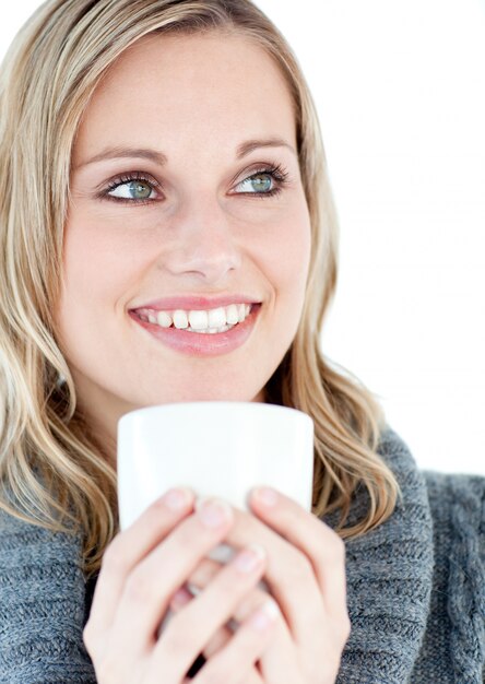 Retrato de uma mulher sorridente de encontro ao fundo branco