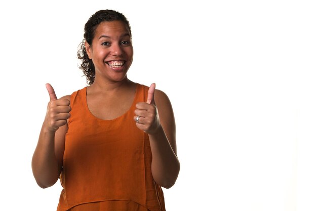 Foto retrato de uma mulher sorridente de pé contra um fundo branco