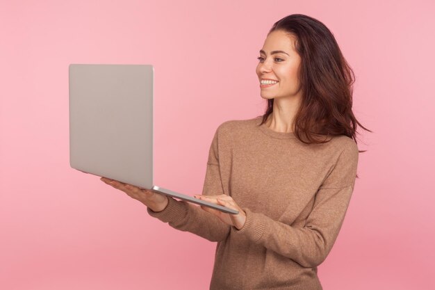 Foto retrato de uma mulher sorridente de pé contra um fundo vermelho