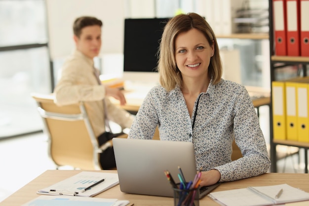 Retrato de uma mulher sorridente e um homem trabalhando em gerentes de colegas de escritório trabalhando com novos