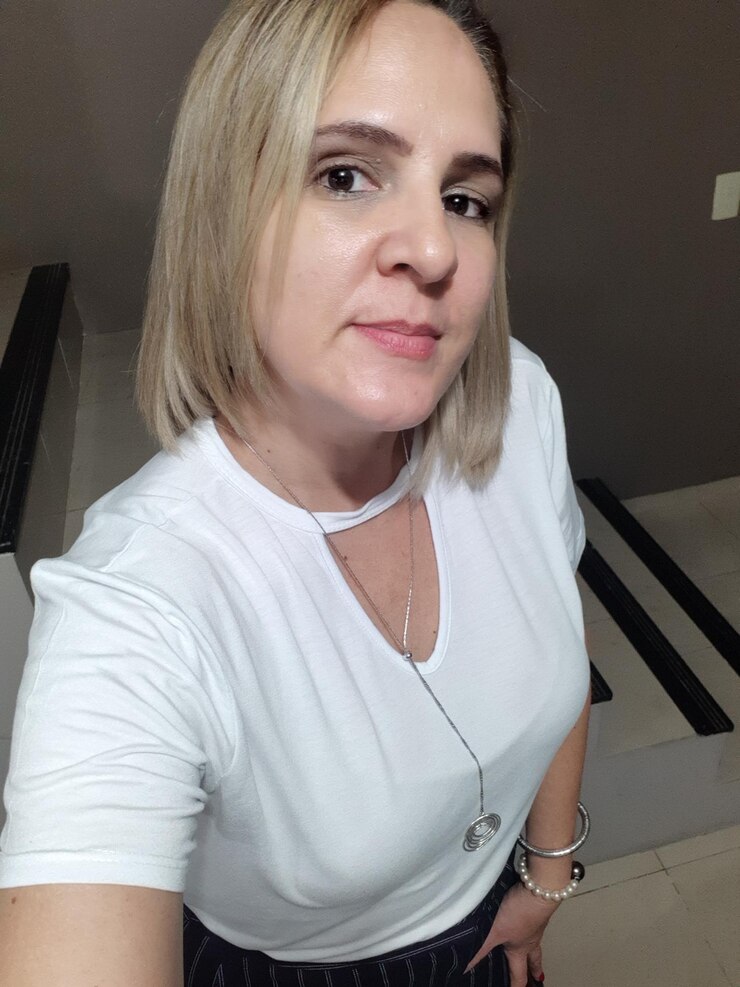 Foto retrato de uma mulher sorridente em casa