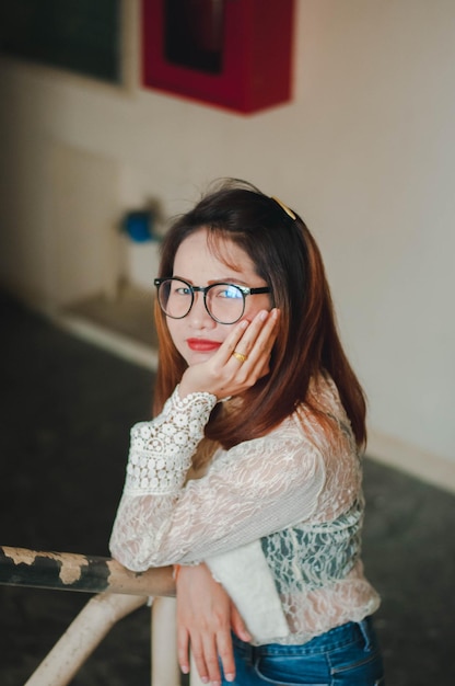 Retrato de uma mulher sorridente em casa