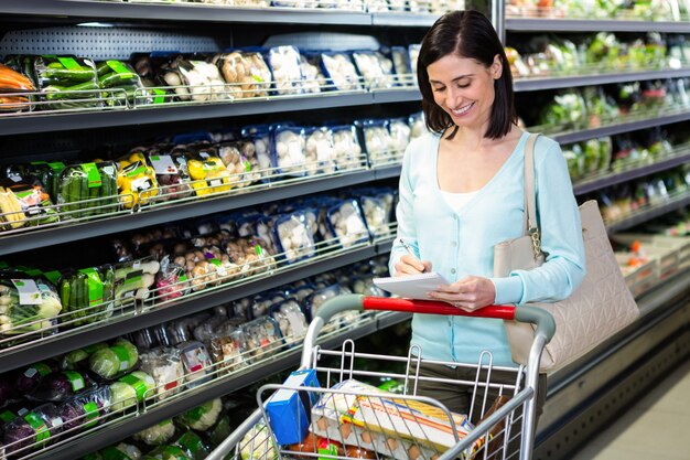 Retrato de uma mulher sorridente fazendo compras