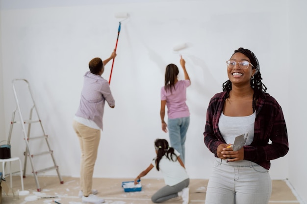 Retrato de uma mulher sorridente feliz com óculos garota está curtindo a renovação de seu apartamento