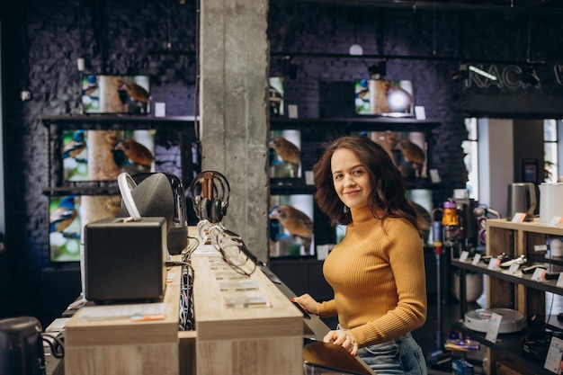 Foto retrato de uma mulher sorridente feliz comprando um novo relógio inteligente na loja de tecnologia conceito de pessoas de tecnologia