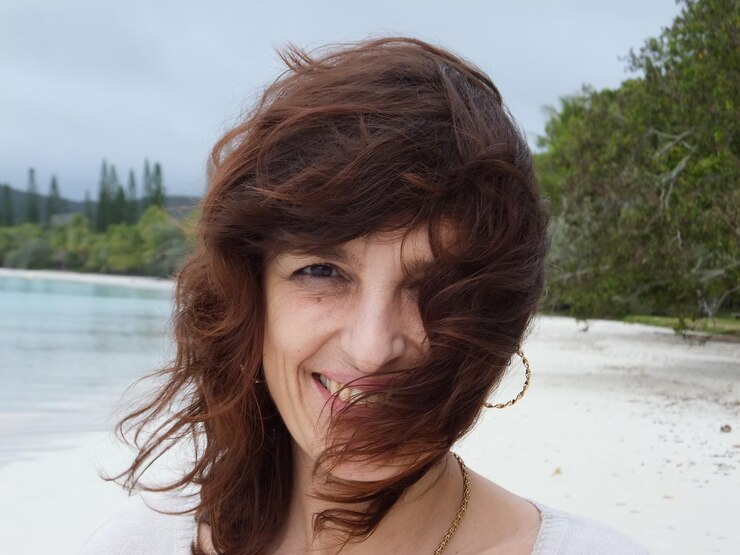 Foto retrato de uma mulher sorridente na praia