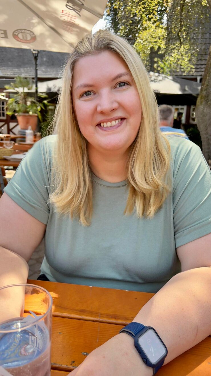 Foto retrato de uma mulher sorridente sentada na mesa