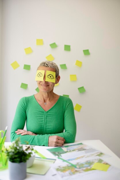 Foto retrato de uma mulher sorridente sentada na mesa