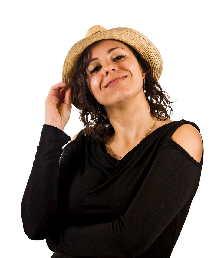 Foto retrato de uma mulher sorridente usando um chapéu enquanto está de pé contra um fundo branco