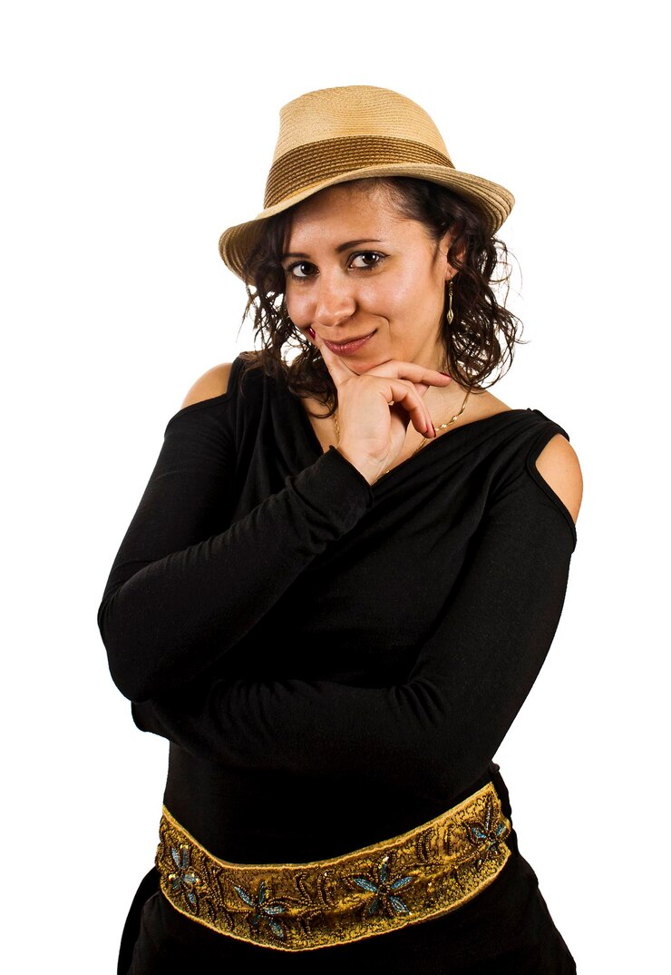 Foto retrato de uma mulher sorridente usando um chapéu enquanto está de pé contra um fundo branco